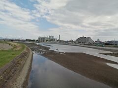 土器川は香川県唯一の一級河川。
河口付近は開放感があり、気持ちいい。天気がいまいちなのが残念。