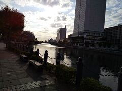 運河パークで少し休憩をして横浜ワールドポーターズの2階デッキを周遊して横浜ハンマーヘッドパーク方面へ