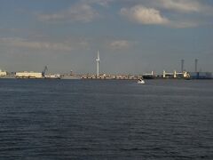 コスモクロック21を降りて海岸の方へ
横浜市風力発電所 ハマウィングが見えます。