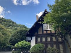 美術館本館は、加賀正太郎が別荘として設計し、「大山崎山荘」と名づけました。上棟部は、イギリスのチューダー・ゴシック様式に特徴的な木骨を見せるハーフティンバー方式が取り入れられています。

