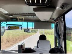 小浜島ではバスでの車窓観光です。
シュガーロードと言われる場所を通りました。
最近では周りは牧草地になってきているようです。