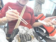 金海空港に向かい、
嫁隊長「お昼はやっぱりキンパプなのよ～」