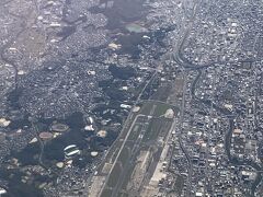 福岡空港上空。
小さくて拡大しないとわかりませんが、滑走路の横にローマ字で「FUKUOKA」と書かれています。