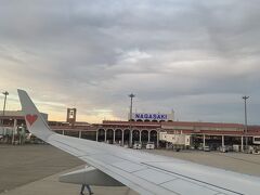 空港で少しお買い物し、神戸行の飛行機に乗り込みました。