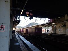 彦根駅のホームの向こうに昨日登った佐和山が見えます