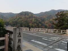 2022.11.11　金　AM6：32　渡月橋
京都市右京区嵯峨中ノ島町　
ココは嵐山の代表選手で嵐山観光される方は目にします。
今日も日中車で通ったが、物凄い人でした。
この橋自体はコンクリート造で側だけが古く仕上げて車が多く通ります。
人気が有るのは外見と、橋から見る優雅な眺望が両サイドにあると言う事が人気だと思います。