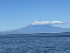 富士山は
このあとも、ずーーーと、雲を手放しません