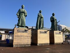 高知駅へ
立派な高知の偉人3人像
高知は熱いな
