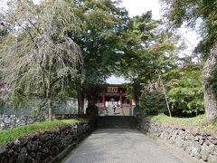 さて、妙義神社に向かいます。

新婚旅行でご一緒だったご夫婦はここで結婚式を挙げたのだそうです。
新郎は結婚指輪を忘れて、ここを紋付き袴姿で走って往復したとか楽しいお話を聞かせてくれます。奥様はニコニコ笑っています。新婚旅行でもそうだったな。