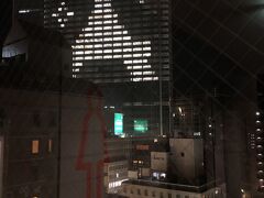 宿の最上階にあるラウンジで一人ビール。
窓明かりの巨大イルミネーションが見えるのは東京タワーかエッフェル塔かな？