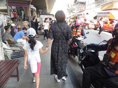 さぁお店を出て、サパーンタクシン駅まで来ました。