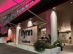 Crystalbrook Flynn
https://www.crystalbrookcollection.com/flynn

本日から2泊お世話になるCrystalbrook Flynn。
ケアンズ市内に何カ所か系列ホテルがありますが、なかなかのオシャレなホテルでした。
ホテルの入口は2ヵ所ありこちらはアボットストリート側、タクシーなど車でのアクセスはこちらから。