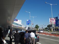 福岡空港は日焼けしそうな日射しでした。