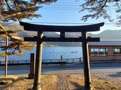 【日光二荒山神社中宮祠】中禅寺湖畔に建つ浜鳥居

湯元の寒さが耐えられず、早々に中禅寺湖畔に舞い戻りました
