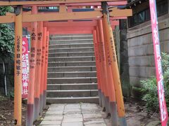 同じ境内の中に稲荷神社があるようです