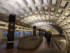 35分程でRosslyn駅に到着。
ワシントンD.C.近くの全ての駅の構造は、格子模様の壁のアーチ型構造で統一されていました。
地下鉄駅は核シェルターを兼ねているという話も聞くので、そういう背景があるのかもしれません。