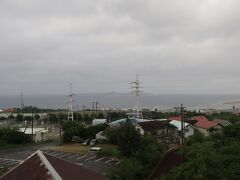 朝7時、雨はほとんど降っていないが、空は厚い雲に覆われている。