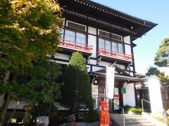 郵便局も趣のある建物。