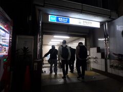 と、いうわけで～

2022（令和4）年11月10日（木）

仕事帰りの18時25分、

やって来たのは、東京メトロ東西線の早稲田駅です。
自分の勤務地からもわりかし近くて便利。

ホテルへはこの3A出口がいちばん近いのですが、地下からずーっと階段オンリーなのでしんどかったです・・(><;)

まあ今日はこれから久しぶりに泳ぐんだから、事前のウォーミングアップということで。