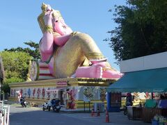 はいきましたー、ピンクガネーシャ。

駐車場横に鎮座。
