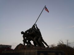 合衆国海兵隊記念碑へ到着。
第二次世界大戦中の1945年2月23日にジョー・ローゼンタールによって硫黄島で撮影された報道写真「硫黄島の星条旗」をモチーフにした海兵隊の記念碑です。
かなり巨大です。