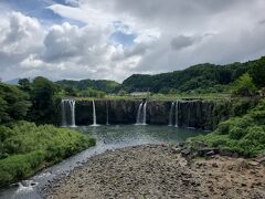 原尻の滝。
東洋のナイアガラらしい。
水量がもっと多かったら良かったのに！
この後、通り雨にあいました。凄まじかった～
そして観光はここらで終了です。