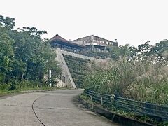 最終日はまずバンナ公園に向かいました。
バンナ公園は標高230mのバンナ岳にある広大な公園です。
バンナ公園南口からバンナスカイラインを通って、最初に「エメラルドの海を見る展望台」にきました。