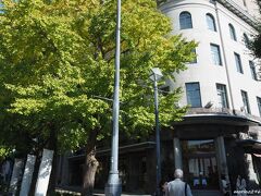 日本大通り　旧横浜商工奨励館前のイチョウ

昭和4年（1929）竣工、現横浜情報文化センター旧館。
一階にレストラン・アルテリーベがあります。
元は関東大震災後の復興事業として昭和4年(1929)に建てられた「横浜商工奨励館」で、平成12年(2000)に改修・増築され現在の姿に生まれ変わった。