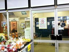 この扉の奥に見えるのが、
駅蕎麦の「清野商店」さん。
先日長野駅の「信州蕎麦処　しなの」さんの駅蕎麦が大変美味しかったので、
こちらにも寄ってみました。

