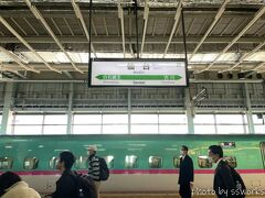 新幹線も旅行客で満席でしたがあっという間に仙台に着きました。
ここから先輩の車で十和田湖を目指します。