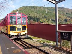 トロッコ亀岡駅です。ホームが狭い割に乗降客が多いので、ホームから落ちそうなくらい混んでました。団体ツアーの人も多かったです。