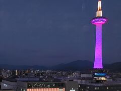 JR嵯峨嵐山駅から京都駅まで、快速だと3駅12分。京都伊勢丹9Fの居酒屋「市場小路」へ。まだ18時前でお店が空いていたので、窓際の席に座れて、京都タワーが目の前。