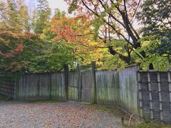 【 Omote-mon Front Gate, Katsura Imperial Villa】

桂離宮を57枚の写真で紹介いたします。まずは参観コースではなく，離宮の外側から拝見します。

桂離宮・表門です。ほぼ，丸木の門柱と磨き竹のみでできた質素かつ簡素な門です。しかし往時から，材料はよく吟味され，優れた技法を用いて作られ，入念な手入れがなされていたことでしょう。そして，そのこと自体が，門の内に御座（おわ）します方の高貴さを暗示しているような，そのような例は世界に二つと存在しません。