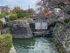 疏水が北国街道を横切る所にある閘門。煉瓦と石垣で建造された歴史を感じる様式だ。