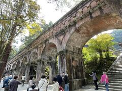 南禅寺境内の中に現れたのは水路閣。
第1琵琶湖疏水を設計した田邉朔郎が境内の景観に配慮し設計・デザインしたとされる。
レンガ、花崗岩造りのアーチ型の橋脚。上部の水路には水が流れている。
