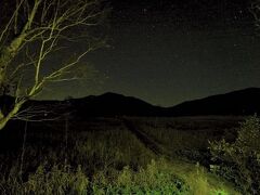 ４時半、龍宮小屋から星空を見上げてみました。都会では見ることができない。零れるような星空を久々に眼にすることができました。長時間露光を使って撮影を試みました。帰宅して編集機能で星空マシマシにしてみましたが、ノイズが多いなあ。