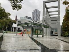 公園内歩いていて科学館の反対側に名古屋市美術館があります。
