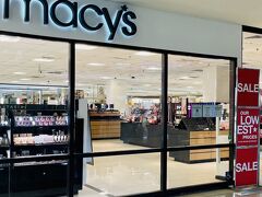 ガーリックシュリンプはまたのお楽しみ。
気を取り直してモール内を見てみましょう。
Macy’sはSALEをやってるみたいですね☆