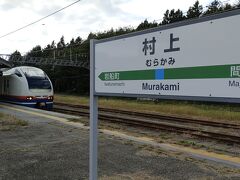 村上到着。「しらゆき」用の白い６５３系が「いなほ」にも入るんですねぇ。
調べてみると４両で充分な時間は４両のしらゆき用を入れると言う事みたいです