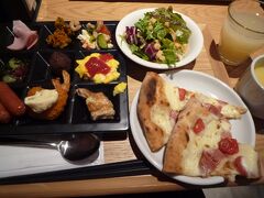 11/4(金)三日目
ホテル内のイタリアンお店で朝食。
朝からピザさすがタリアン。
