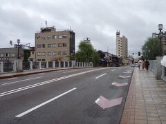 路線バスでにひがし茶屋街に来ましたが、どちら方面か分からず人の流れについて行きました。