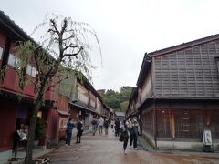 お目当てのひがし茶屋街に来ました。
江戸時代の町家を復元した街並み。