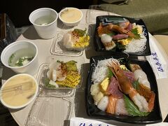 この日の夕食は、福島駅の駅ビル、エスパルで買ってきた海鮮丼（茶碗蒸しとお吸い物付き）とデリサラダを部屋で食べた。