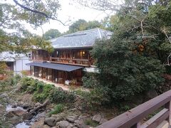 祐徳稲荷神社から車で約40分、家内待望の「嬉野温泉　大正屋　椎葉山荘」に到着です。