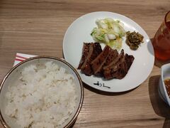 特に食べたいもののリクエストもなかったので、
娘の好きな牛タン利久でランチ。