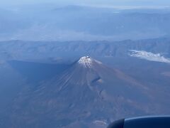 離陸後、富士山は頭だけ雪化粧です。