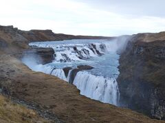 そこから進んで滝、Golden Waterfallって言ってた。
現地語だとグトルフォス。
これは壮大な滝ですね。
氷河が溶けた水の滝、すごい迫力です。
