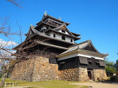 松江城は全国に12城しか残っていない現存天守の1つです。
現存天守は江戸時代またはそれ以前に建てられ、壊れることなく現代に姿を残す特別な存在なのです。その中でも、慶長16年完成の松江城天守は、彦根城、姫路城と並び、近世城郭最盛期を代表する天守として国宝に指定されています。

江戸時代かそれより前に建てられ、現在まで保存されている天守のこと。
全国に12ある現存天守のうち松江城を含む5つが国宝。