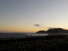 由比ヶ浜で夕陽を見ました。