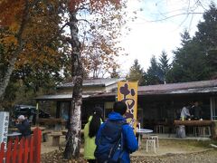 神社とそのお隣にお食事処もあった。
もう少し雲がなく晴れてたら景色眺めながらのお茶が楽しそう。